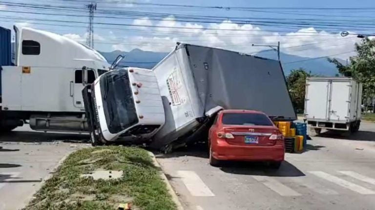 Choque en la 27 calle de SPS