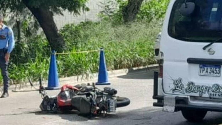 Motociclista de 18 años muere en accidente