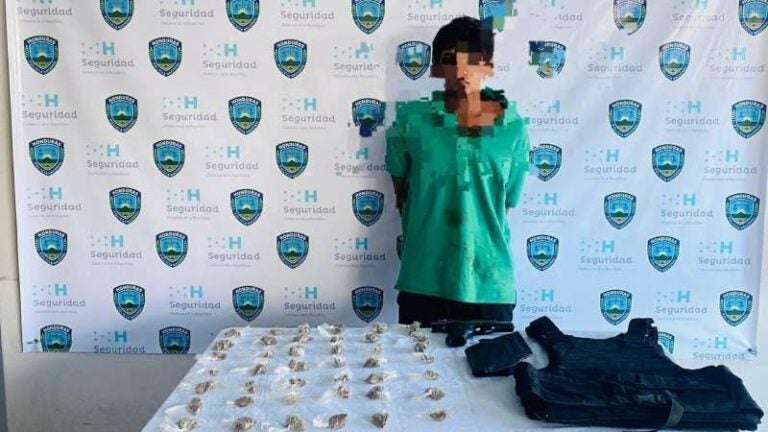 Detienen a joven con arma y droga