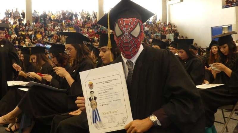 Joven usa disfraz de hombre araña en graduación