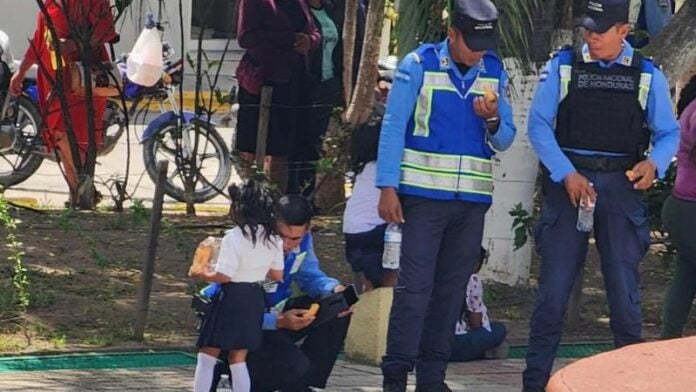 niña comparte comida con policías