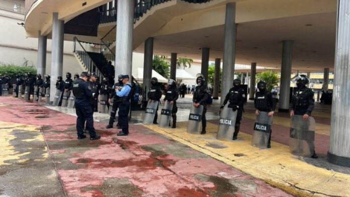 Contingente policial resguarda el CN por reunión de Comisión que elegirá fiscales