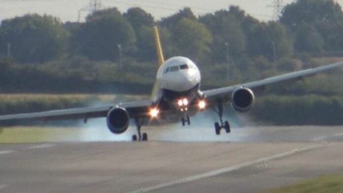 Avión casi se sale de la pista en Suiza tras estallar un neumático