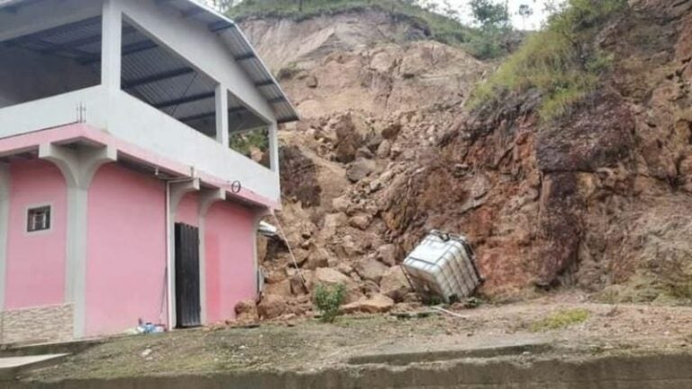 familia se salva de morir soterrada en San jerónimo