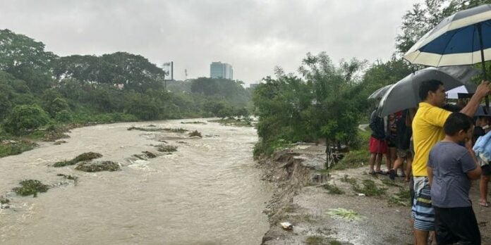 Crecida del Río Blanco se lleva dos casas de familias sampedranas