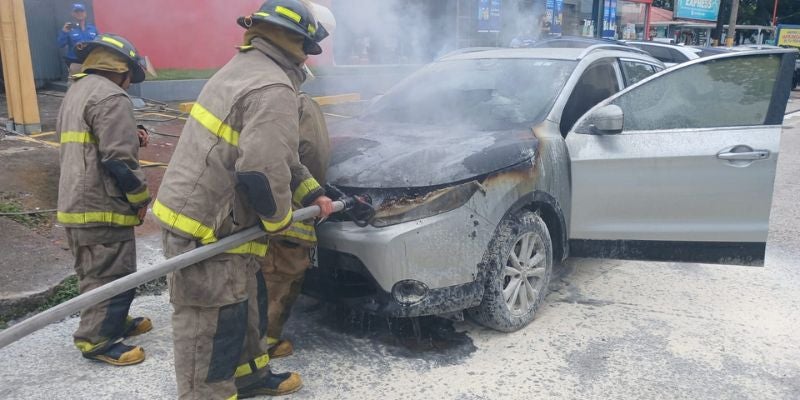 VIDEO| Camioneta se enciende en llamas en Avenida Circunvalación SPS