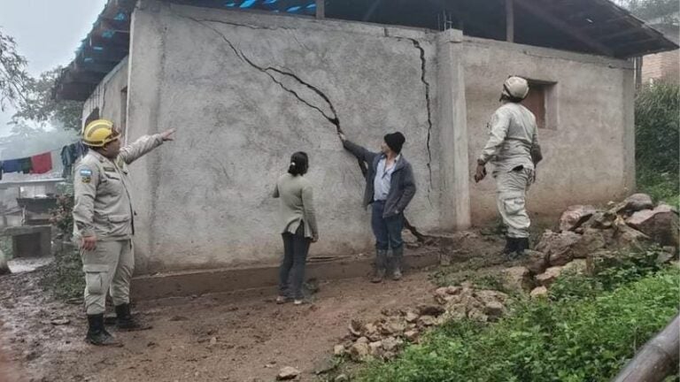 Asimismo, instan a la población a seguir pendiente de las comunicaciones oficiales y en caso de emergencia, evacuar de inmediato. De la misma manera a no exponer su vida ante crecidas de ríos, quebradas y otros.