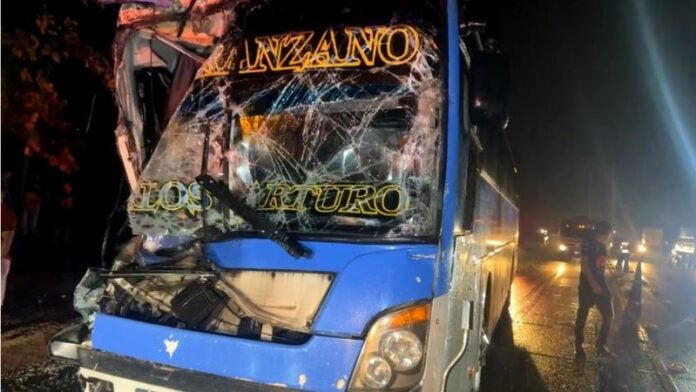 Un muerto y varios heridos deja colisión entre bus y rastra en la CA-5