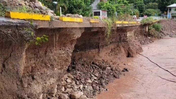 Tramo de la CA-11, en Santa Rita de Copán, a punto de ceder ante el río