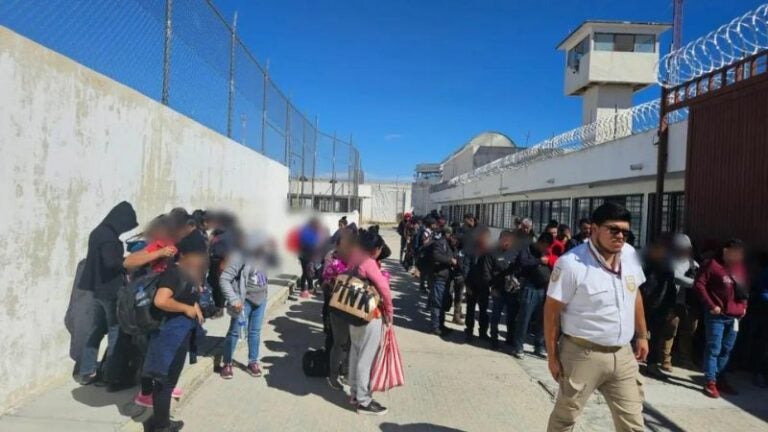 Rescatan a 29 migrantes hondureños hacinados en un tráiler en México