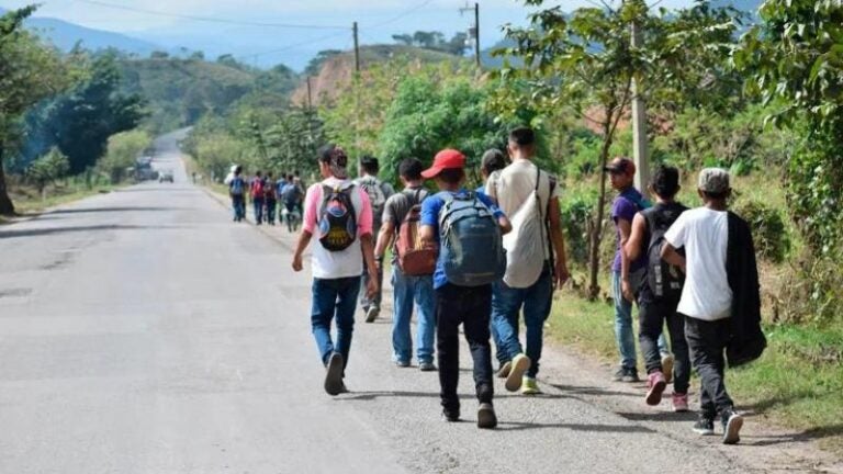 Estudiantes contemplan la idea de emigrar.