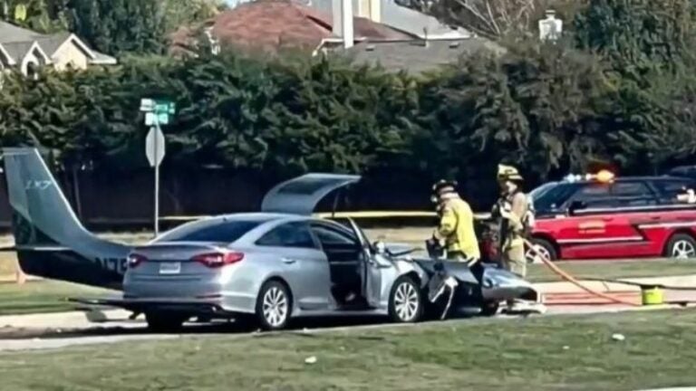 Avioneta choca contra un carro cuando aterrizaba de emergencia en EEUU