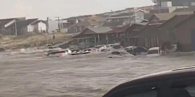 Tsunami azota un pueblo en Brasil; el agua arrastró decenas de vehículos