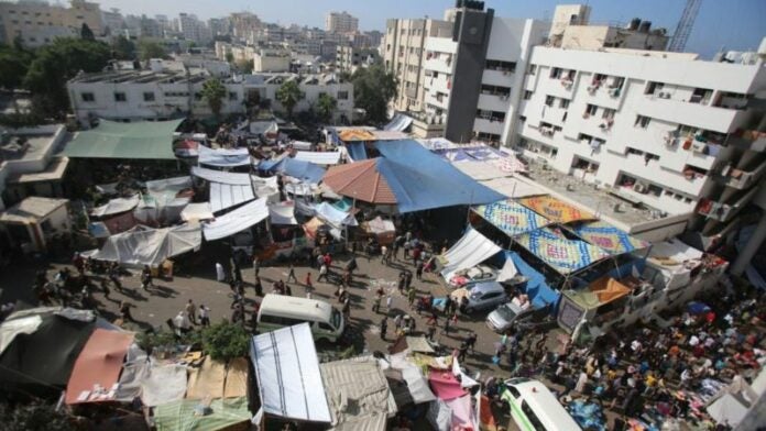 Envueltos en papel aluminio sacan a bebés recién nacidos en hospital de Gaza