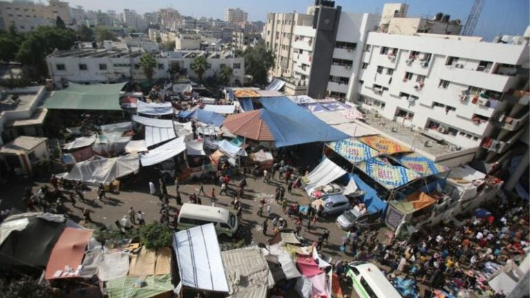 Envueltos en papel aluminio sacan a bebés recién nacidos en hospital de Gaza