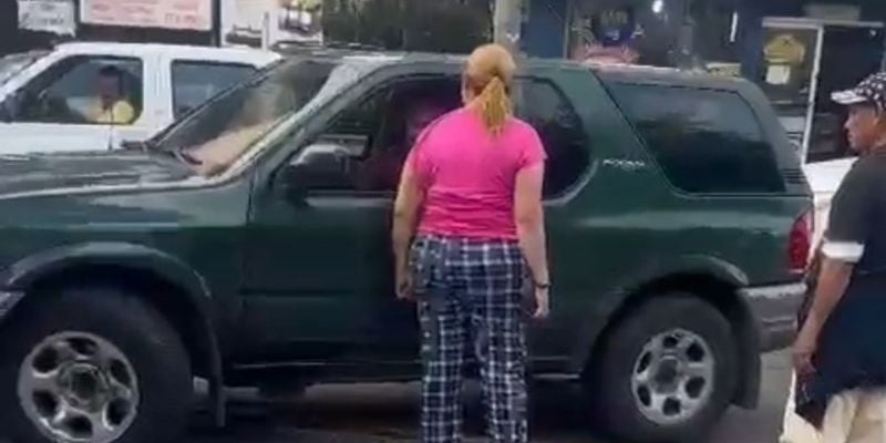 ¡Bajate!: Mujer reta a golpes a un hombre en la San Pedro Sula