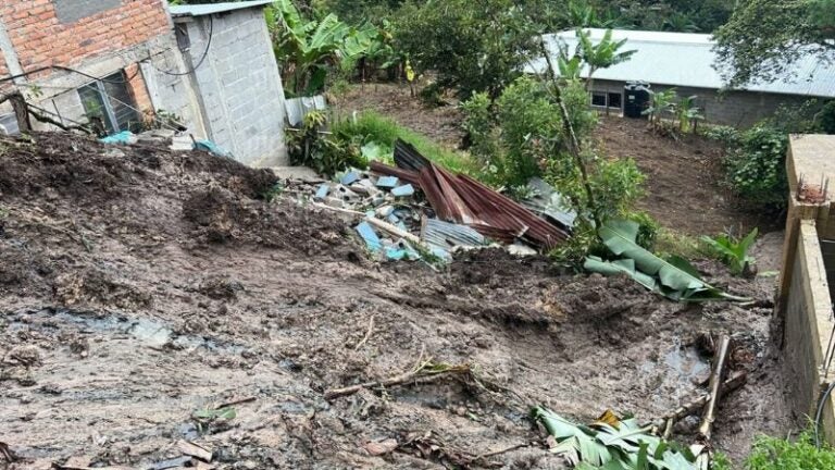 Evacuan 30 personas en Valle de Ángeles