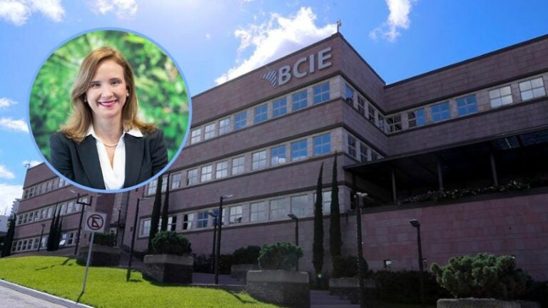 Costarricense Gisela Sánchez se convierte en nueva presidenta del BCIE