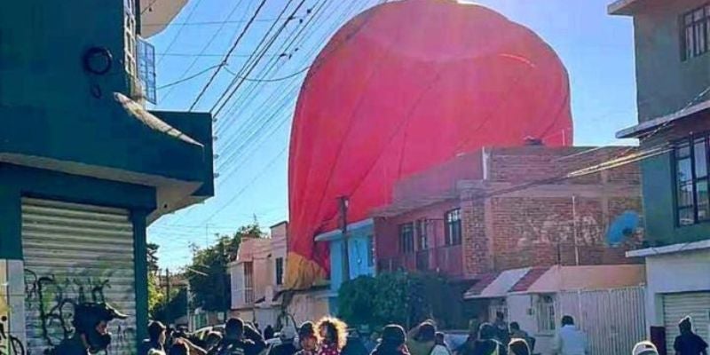 Globo aerostático de un Festival cae sobre una casa en León, México