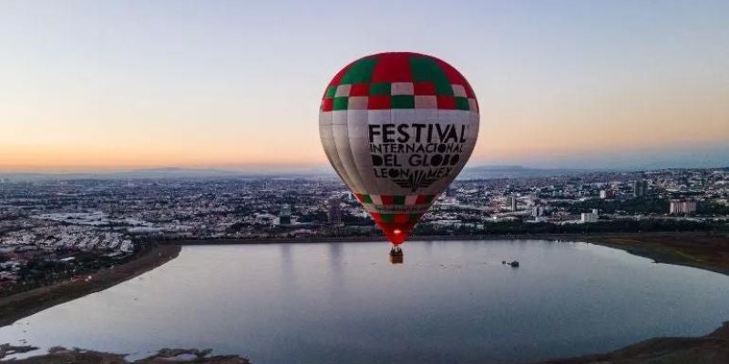Globo aerostático de un Festival cae sobre una casa en León, México