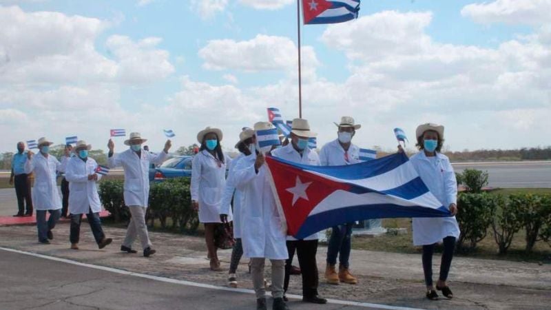 Gobierno anuncia llegada de 88 doctores cubanos 