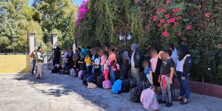 Encuentran a 100 migrantes hacinados en un autobús en Puebla, México