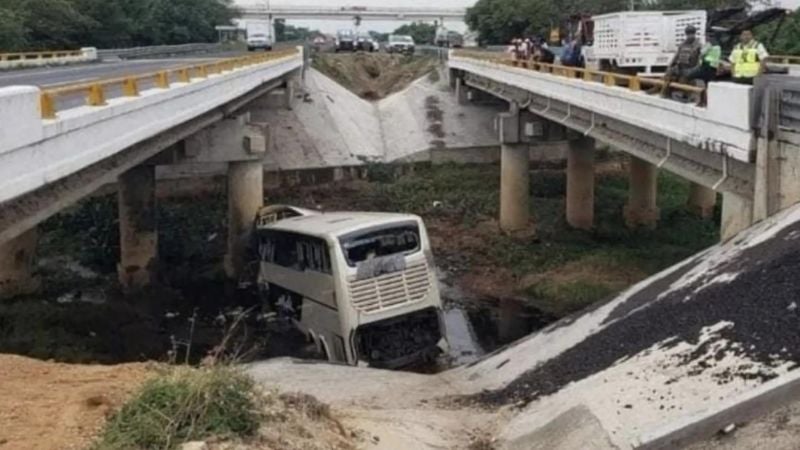 Al menos 12 muertos y 58 heridos al caer de un puente un bus en México