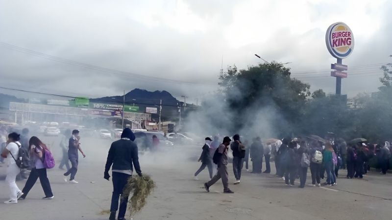 Estudiantes se en enfrentan a la Policía en las afueras de la UNAH
