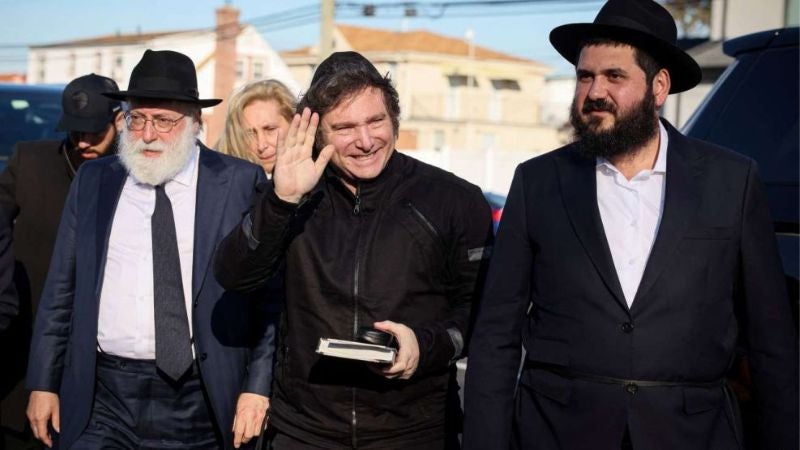 El presidente electo argentino visita la tumba de un rabino en Nueva York,