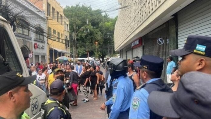 Enfrentamiento entre vendedores y policías