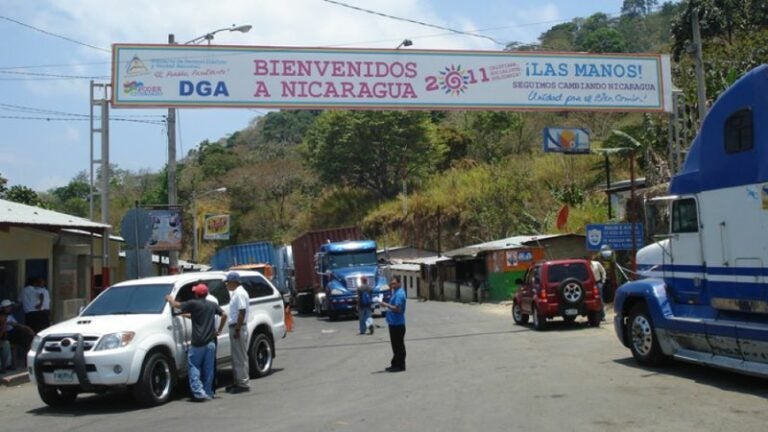 Cierran frontera las Manos