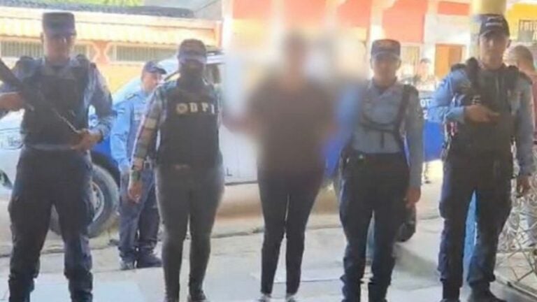 A la cárcel mujer que “vendió” a niña para explotarla sexualmente