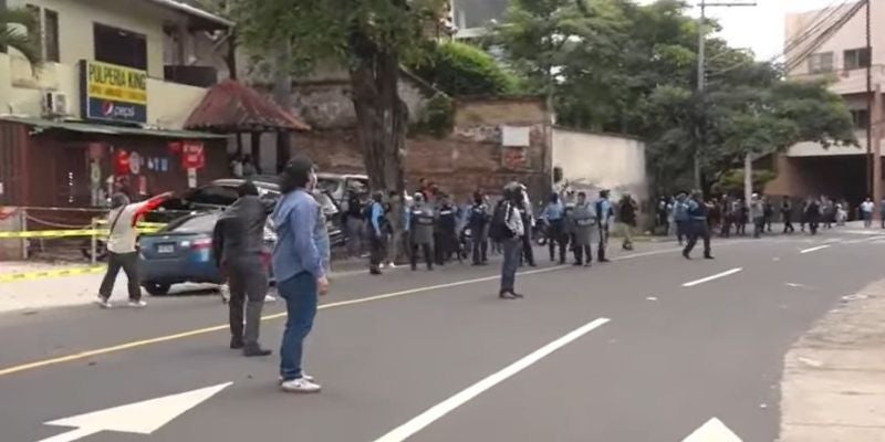 A pedradas se enfrentan Colectivos de Libre contra el BOC frente al MP