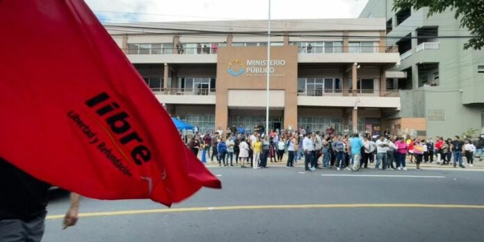 A pedradas se enfrentan Colectivos de Libre contra el BOC frente al MP