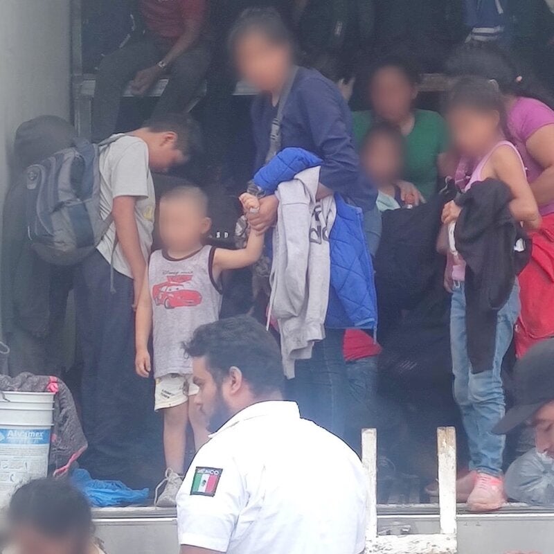 215 migrantes hacinados en un tráiler en Veracruz