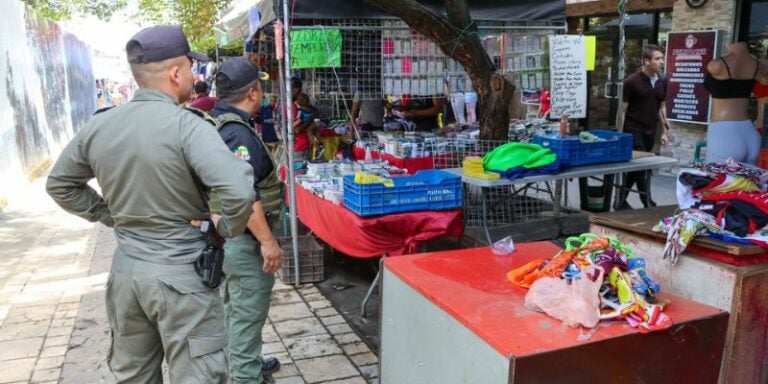 Policía Municipal despeja el área peatonal del Parque Central de SPS