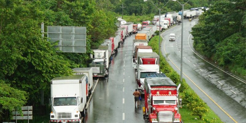 El Salvador pide a Panamá "un corredor" para transportistas varados