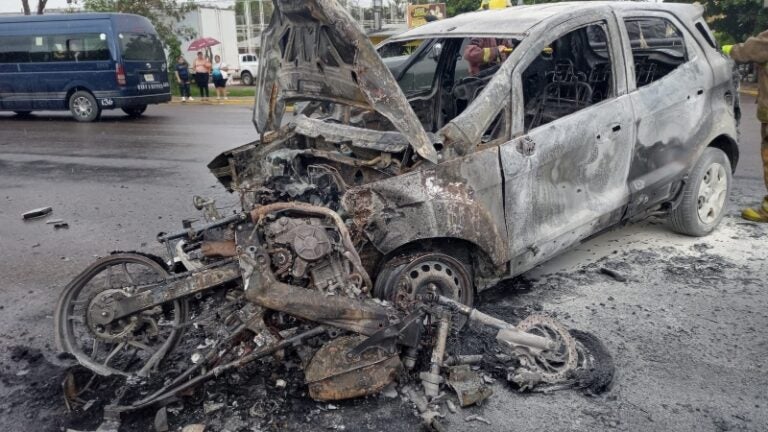 Camioneta y motocicleta se incendian.