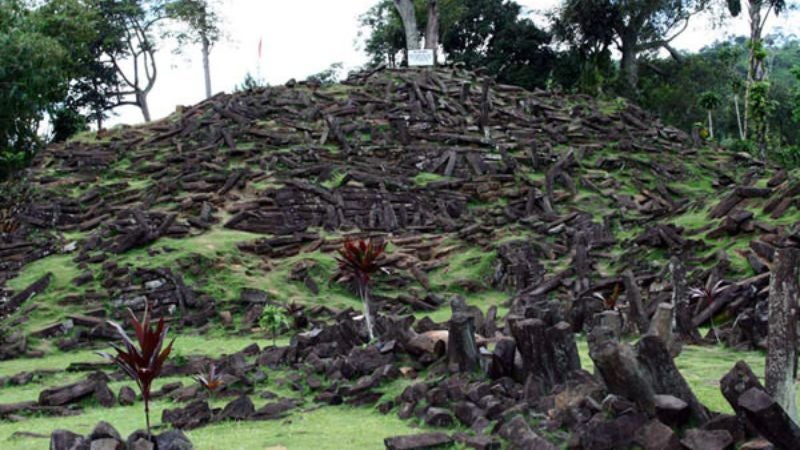 Pirámide gigante enterrada Indonesia