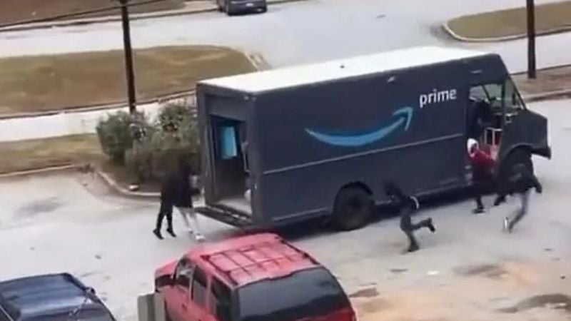 Saquean camión de Amazon