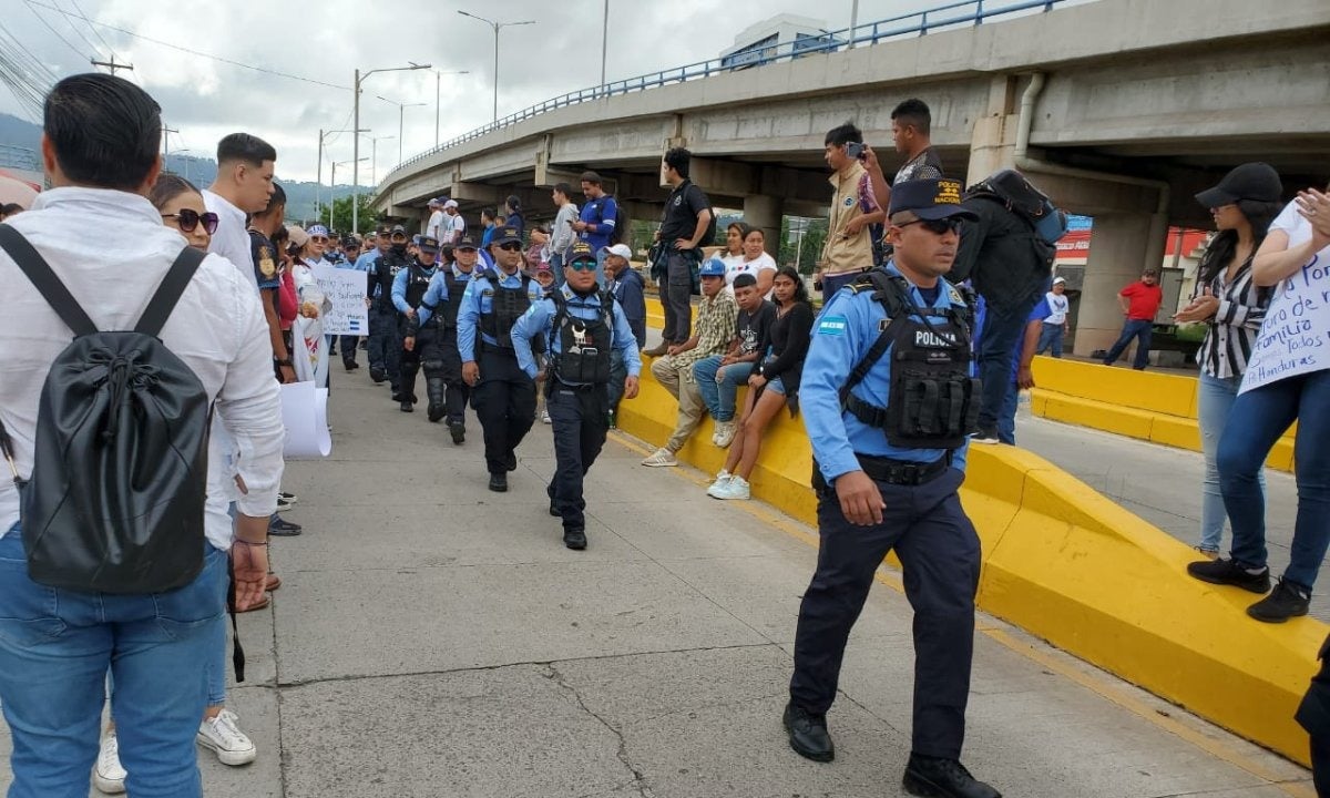 Encapuchados lanzan gas lacrimógeno movilización BOC