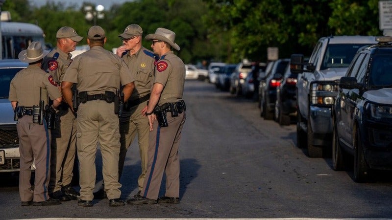 Balacera en Texas deja 4 muertos, entre ellos un policía