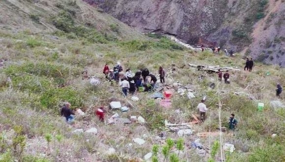 20 personas mueren tras caer un bus Perú