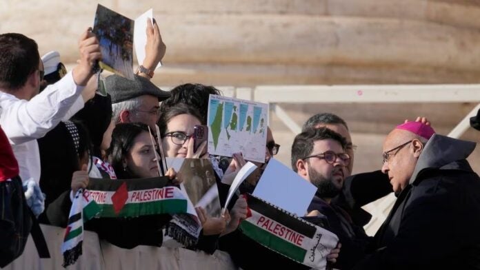 El papa recibe a familiares de rehenes israelís palestinos