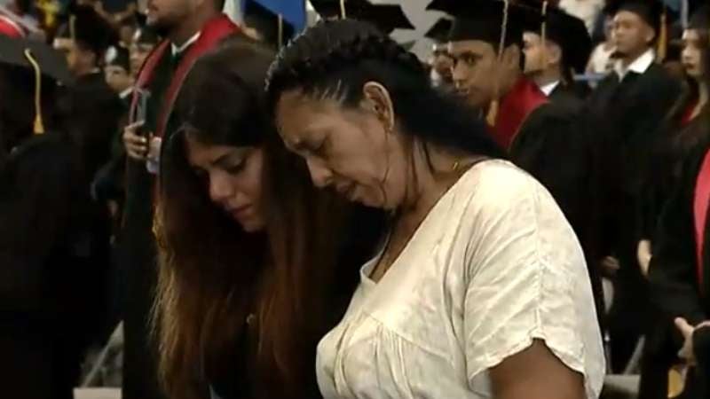 Doña Cenia presente en la graduación.