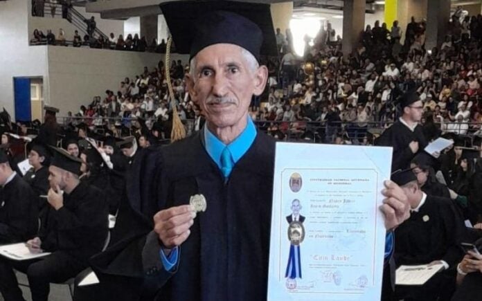 hondureño se gradua