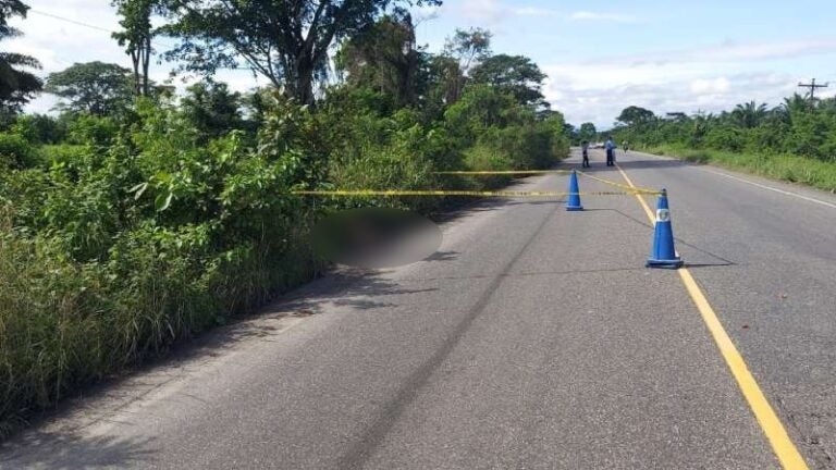 Cadáver de hombre en carretera