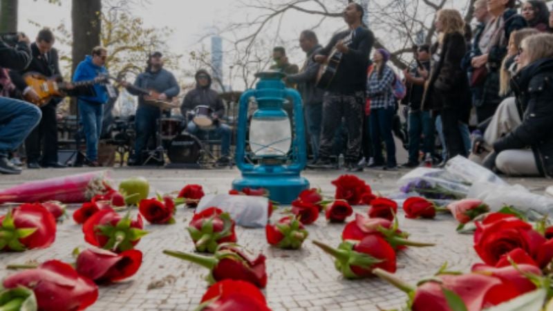 Fans adornan con flores manzanas y música tumba de John Lennon
