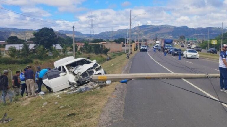 Un conductor resulta herido al estrellarse con un poste en el Valle de Amarateca