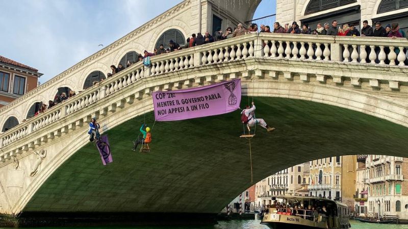 Activistas ambientales tiñen de verde el Gran Canal de Venecia